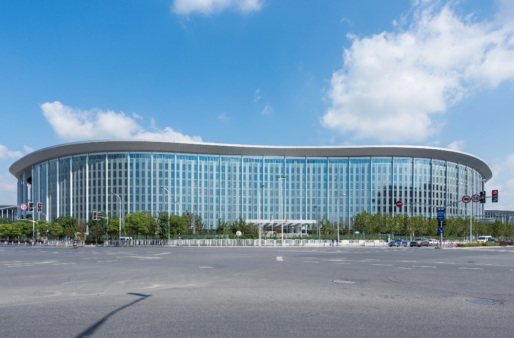 上海國(guó)家會(huì)展中心：科技與藝術(shù)的完美融合，展現(xiàn)未來(lái)會(huì)展新形態(tài)